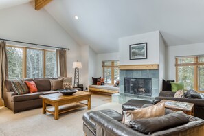 电视、壁炉、电子游戏、乒乓球