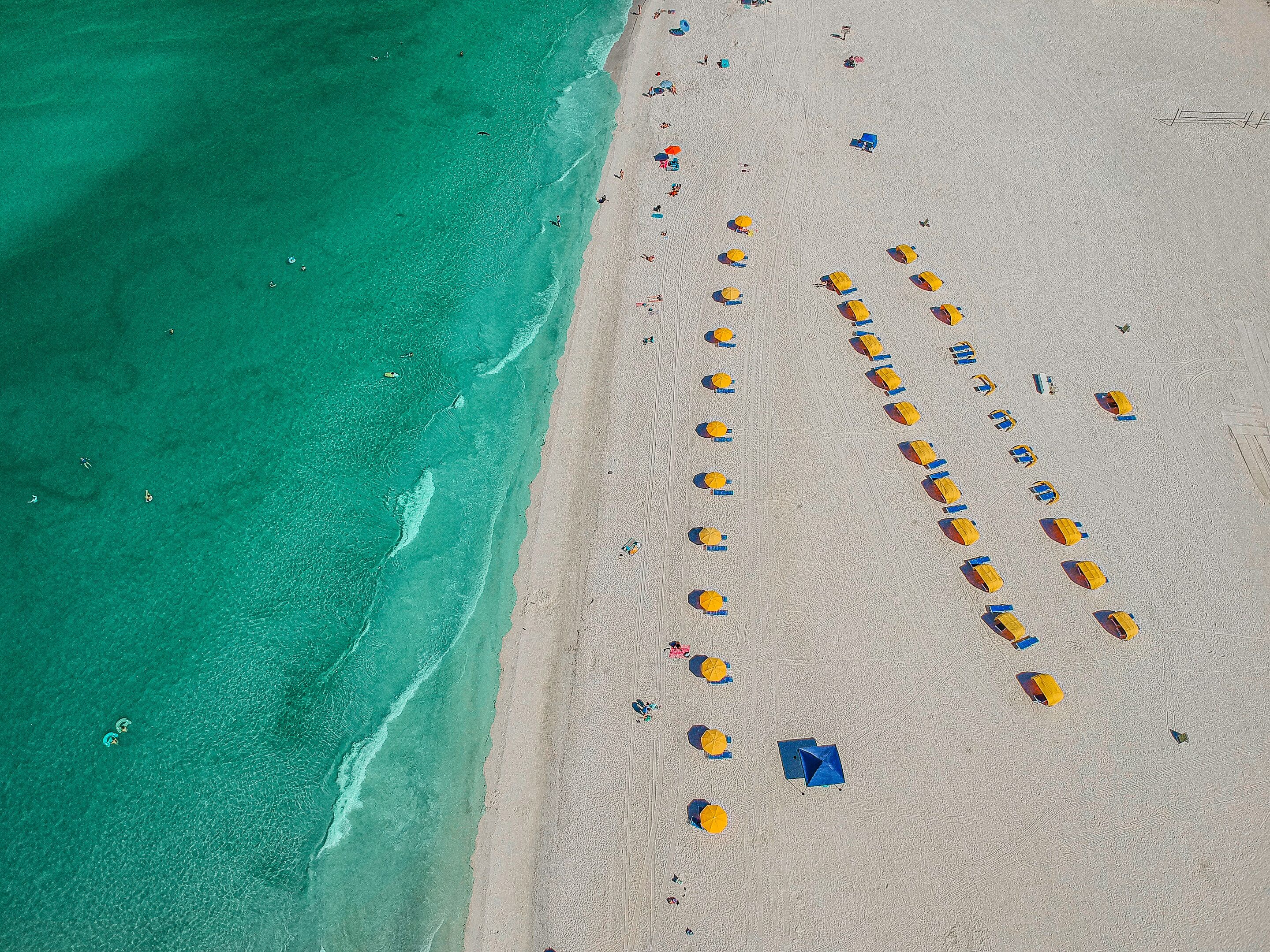En la playa y toallas de playa 
