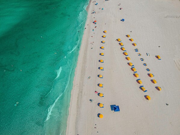 On the beach, beach towels - Oceanview balcony and heated pool! (St Pete Beach)