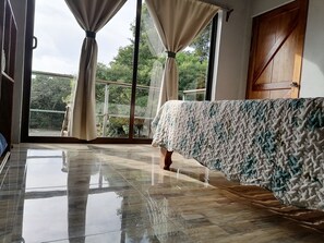 Phòng đôi, 1 giường cỡ queen | Bộ đồ giường cao cấp, chăn bông, nệm có lớp đệm bông 