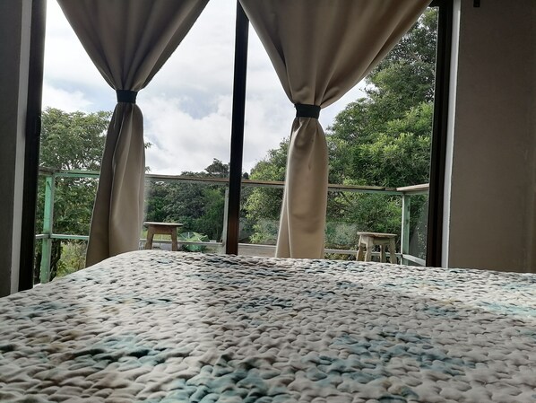 Phòng đôi, 1 giường cỡ queen | Bộ đồ giường cao cấp, chăn bông, nệm có lớp đệm bông 