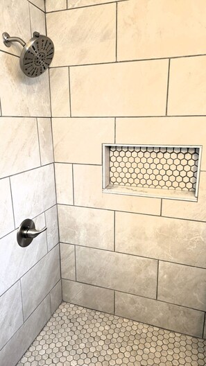 Ensemble douche/baignoire, sèche-cheveux, serviettes fournies, savon