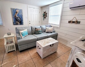 TV - Close to the beach--Tiny House Feel, 1 BR/1 Bath, In-Town, Dogs OK! (Port Aransas)