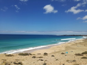 Plage, chaises longues