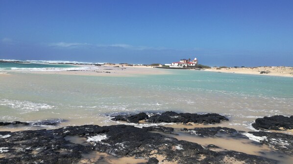 Rannalla, aurinkotuoleja