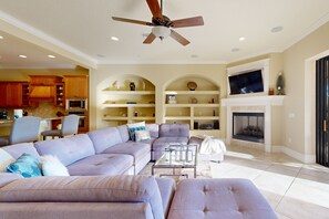 Télévision, cheminée, lecteur de DVD, table de tennis de table