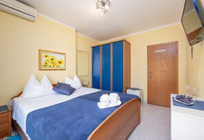 1 bedroom, Internet, bed sheets - Rooms Tupina by Paulina - Standard Double Room with Balcony and Sea View (Mlini)