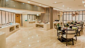 A spacious hotel lobby with a high ceiling, modern furniture, and a central reception desk. - Days Inn by Wyndham Business Place Sichuan Bazhong (Bazhong)