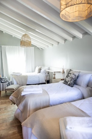 高级三人房 | 客房内保险箱、特色装修、特色家居、免费 WiFi