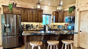 Private kitchen - Imperial Elk Lodge-10 Miles to YNP+Sauna+Hot Tub+Wifi+AC (Island Park)