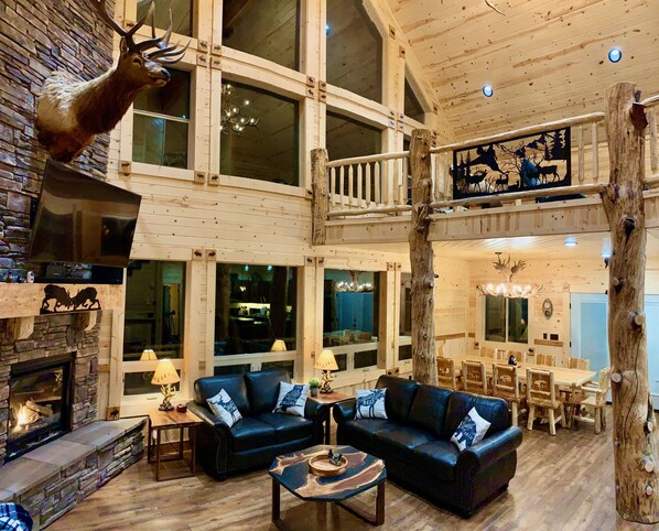 Interior - Imperial Elk Lodge-10 Miles to YNP+Hot Tub+Wifi+AC (Island Park)