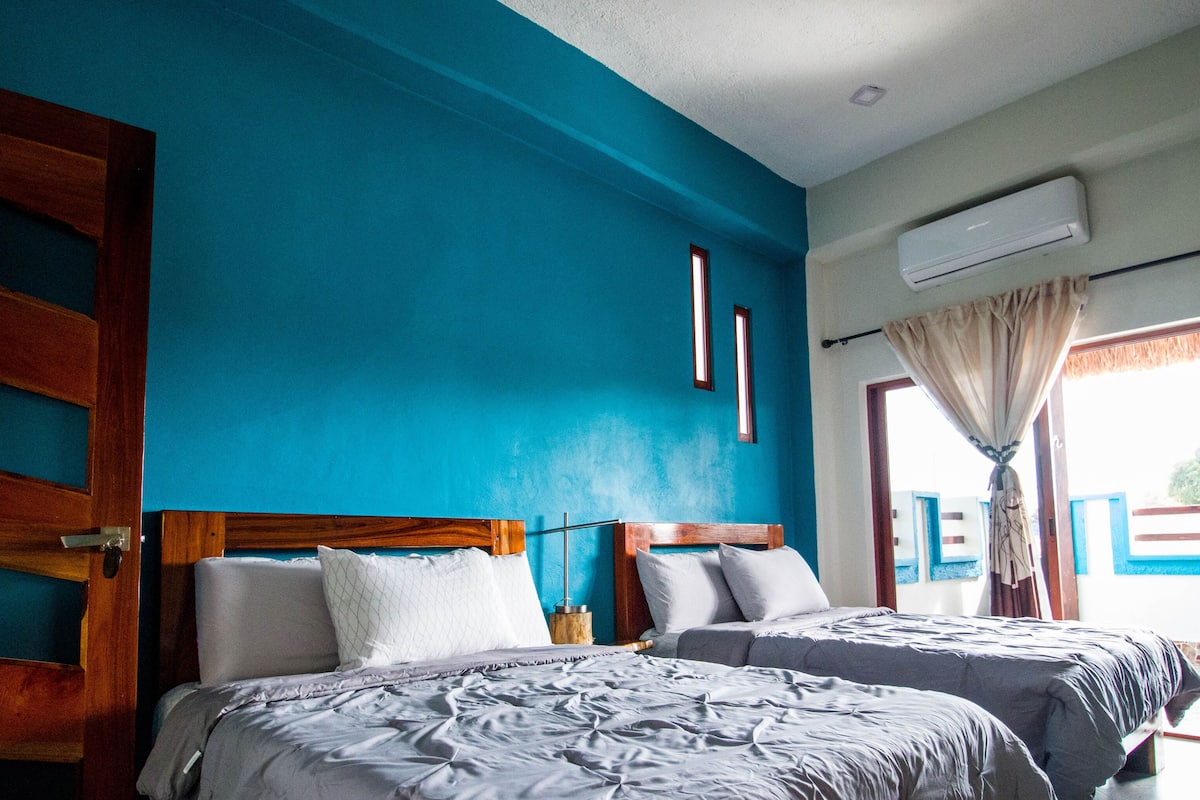 Quarto superluxo, 2 camas de casal, terraço | 1 quarto, Wi-Fi de cortesia