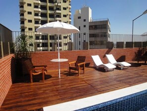 Una piscina al aire libre, una piscina en la azotea
