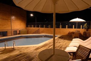 Una piscina al aire libre, una piscina en la azotea