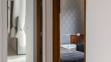 2 bedrooms, iron/ironing board, internet, bed sheets