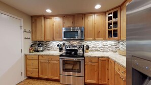 Fridge, microwave, oven, stovetop - Spa-Side Escape with A/C, BBQ & Lodge-Style Charm (Sunriver)