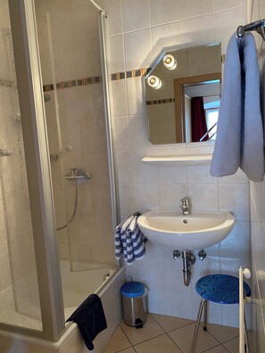 Shower, towels - Apartment 2 with balcony, up to 2 pers. (Rottau)