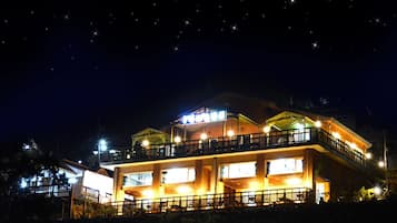 Fachada de la propiedad por la tarde o noche
