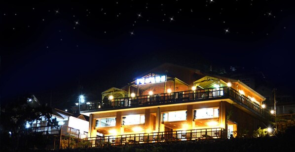 Voorkant accommodatie - avond/nacht