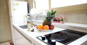 Kamer (Sage) | Privékitchenette | Een koelkast met diepvriezer, een microgolfoven, een kookplaat