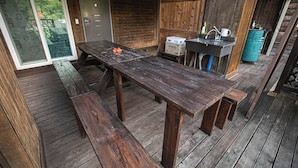 A wooden deck with a picnic table, a sink, and a water container. - Jirisan 1 Night 2 Days Pension (Gurye)