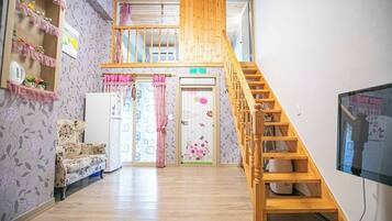 Peppermint/Jasmine/Chamomile | Living area | Flat-screen TV, table tennis, heated floors