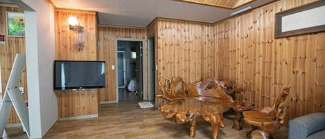 Phòng (Rosemary) | Khu phòng khách | TV màn hình phẳng, bàn bóng bàn, sàn nhà có sưởi