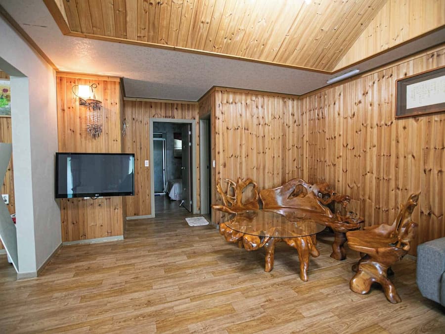 Rosemary Room | Living area | Flat-screen TV, table tennis, heated floors