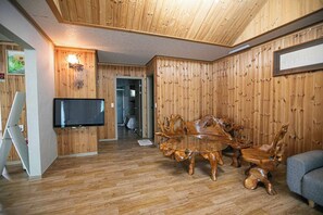 Chambre (Rosemary) | Aire de séjour | Téléviseur à écran plat, table de ping-pong, planchers chauffants