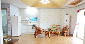 Kamer (Rosemary) | Woonruimte | Flatscreentelevisie, een tafeltennistafel en vloerwarming