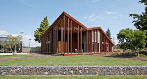 Exterior - Award Winning Dream Escape - a stone's throw from Rotorua's major attractions (Fairy Springs)
