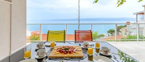 تناول الطعام بالخارج