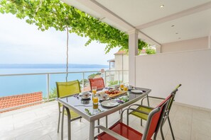 Outdoor dining - Apartments Hope (Dugi Rat) - Standard One-Bedroom Apartment with Terrace and Sea View (A3) (Dugi Rat)