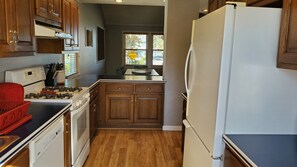 Køleskab, mikrobølgeovn, ovn, kogeplade