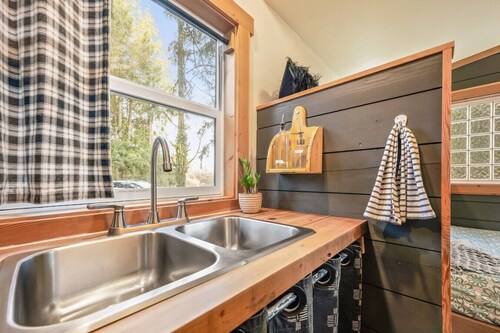 TULITERÄ! Viiniin liittyvä pieni talo metsässä lähellä viinitilat