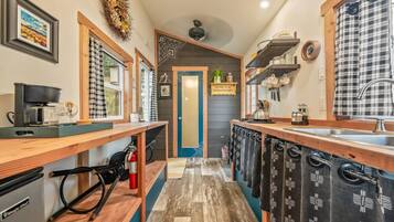 Frigorifero, piano cottura, macchina per tè/caffè, tostapane