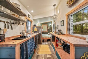 Refrigerador, parrilla de estufa, cafetera y tetera y tostadora 