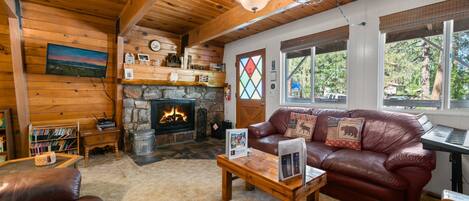 Een smart-tv, een open haard, een dvd-speler en boeken