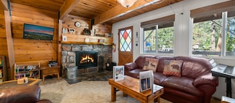 A Beary Happy Cabin - Walk to Lake & Village, Fireplace, Deck, Barbecue