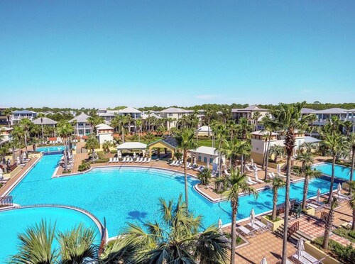 Tämä talo on viiden minuutin kävelymatkan päässä rannalta ja lyhyempi uima-altaalle ja kauppoihin.