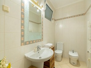 Shower, hair dryer, towels - Apartment MaSa - Three Bedroom Apartment with Terrace (Dubrovnik)