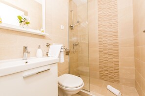 Ducha, secador de pelo y toallas