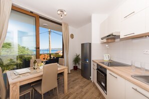 Kühlschrank, Mikrowelle, Herdplatte, Toaster