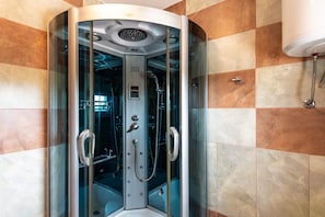 Dusche, Haartrockner, Bidet, Handtücher