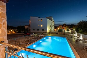 Una piscina climatizada, tumbonas