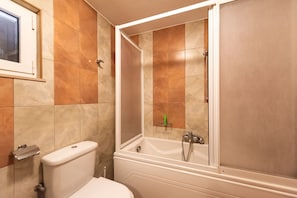 Baignoire, sèche-cheveux, bidet, serviettes fournies