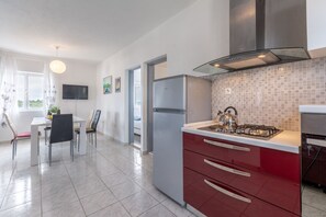 Frigorífico, horno, placa de cocina y lavavajillas