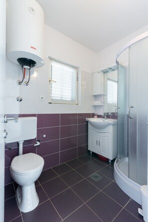 Een douche, een haardroger, handdoeken, zeep