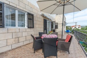 Outdoor dining - Apartments Paradise Bay-Two Bedroom Apartment with Pool view ( A2 ) (Milna)