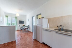Refrigerador, parrilla de estufa, utensilios de cocina y comedor 